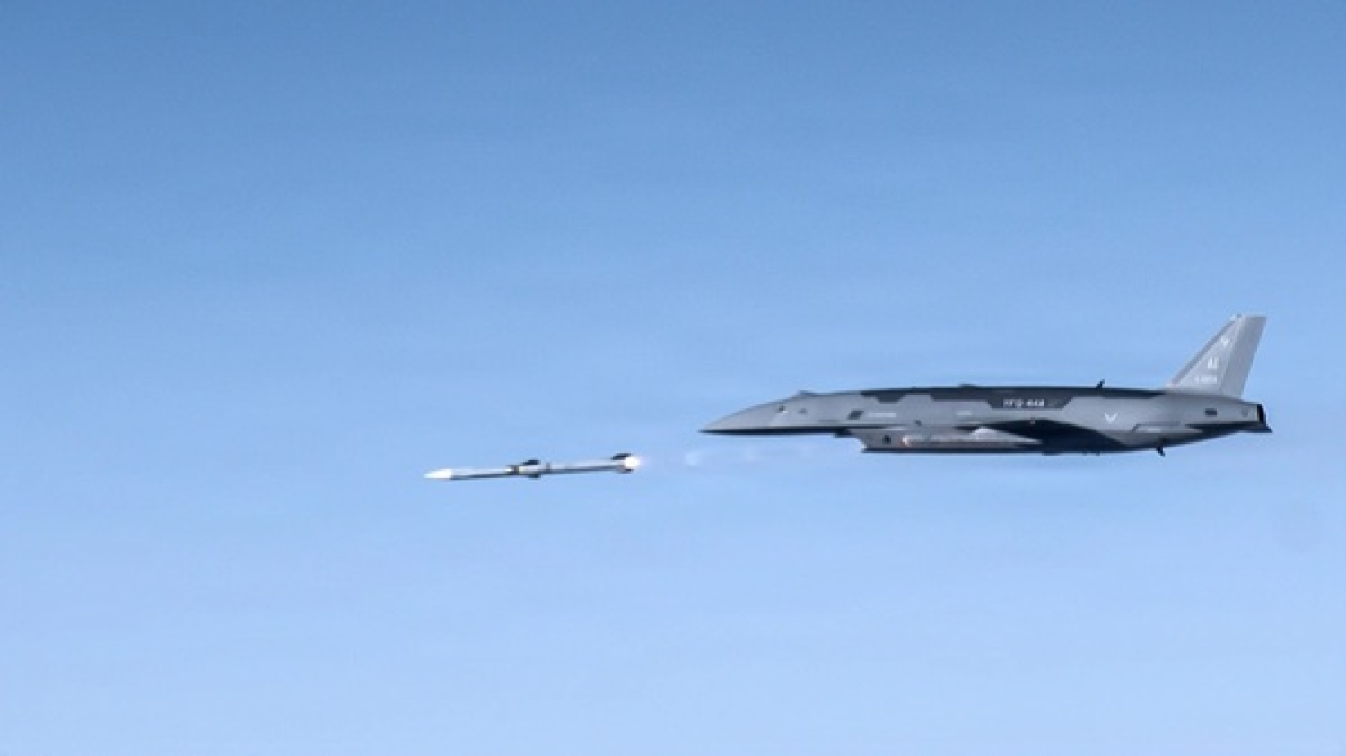 Un drone de combat collaboratif américain a tiré un missile air-air AIM-120 AMRAAM pour la première fois 