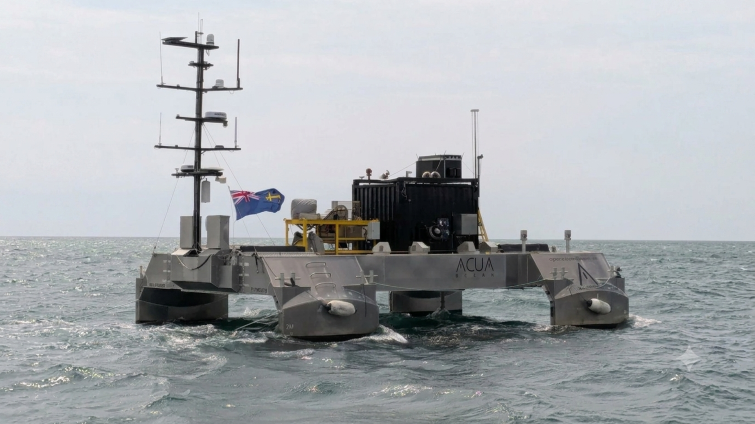 Ce bateau robot britannique lance un drone en pleine tempête et peut rester des semaines en mer