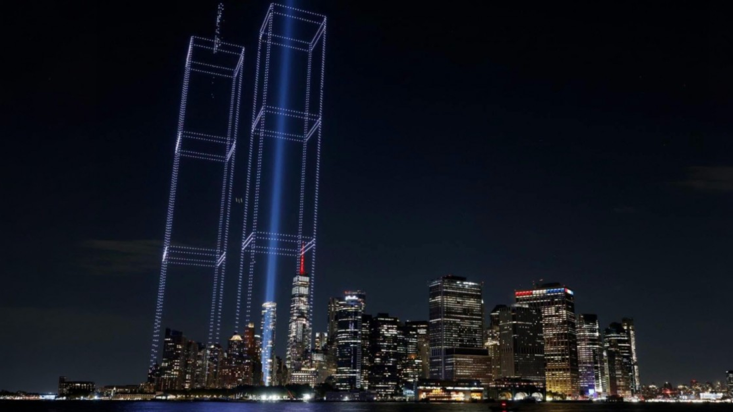 Des drones reproduisent les tours jumelles dans le ciel de New York