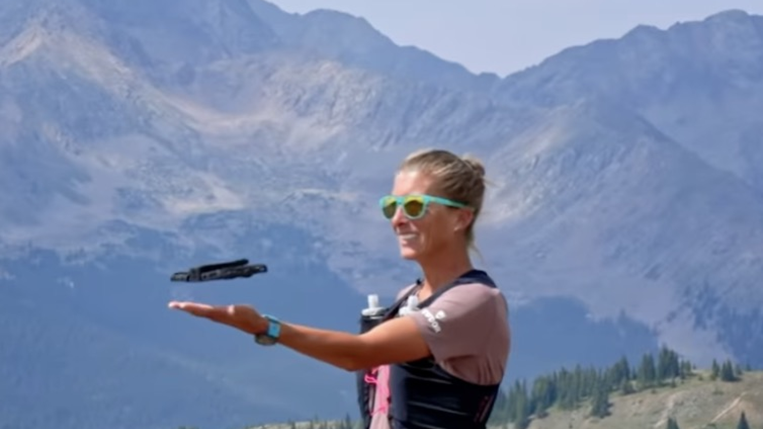 La championne de trail interplanétaire Courtney Dauwalter fait de la pub pour un drone
