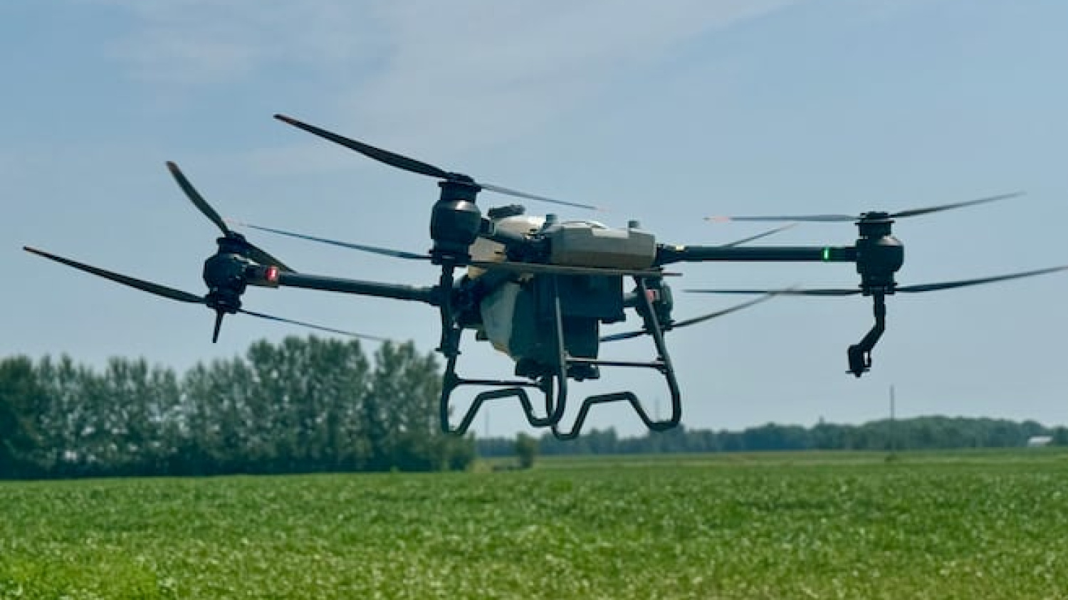 De l’épandage par drone dans des champs de soya