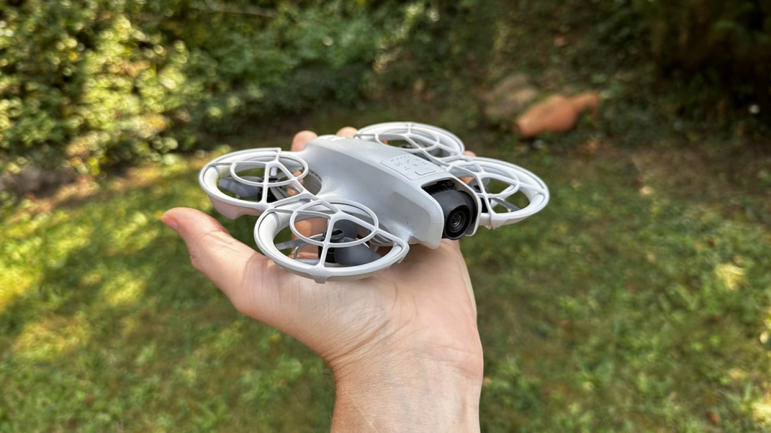 Nous avons testé le DJI Neo, un drone intelligent ultra-compact qui tient dans le creux de la main. Simple gadget ou véritable révolution ?