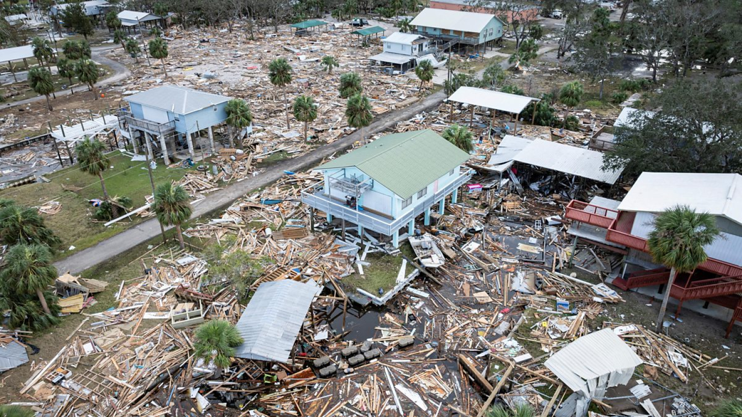 Une vidéo de drone montre le chemin de destruction de l'ouragan Hélène 
