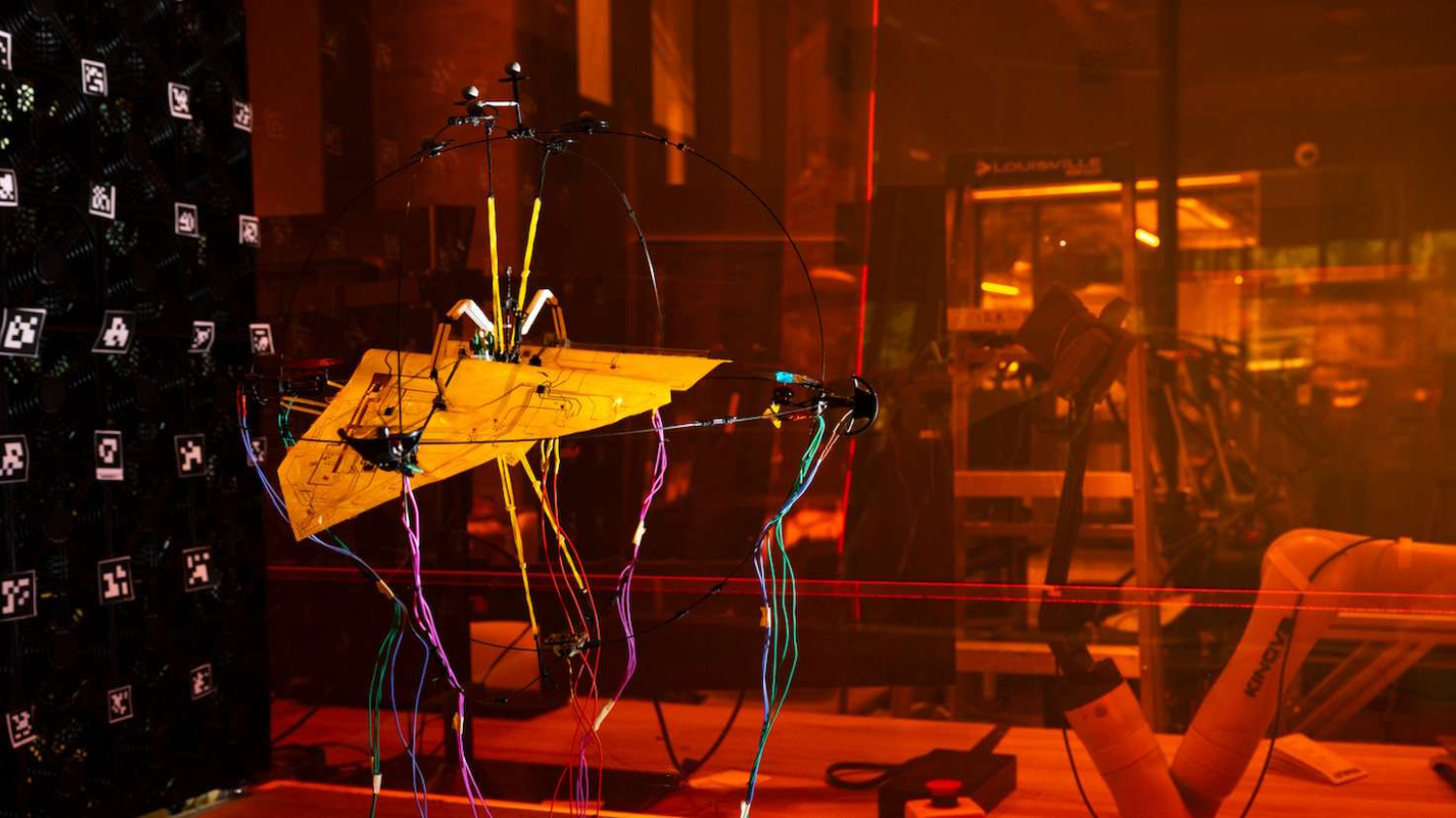 Ce drone imite les chauves-souris pour naviguer dans les espaces...