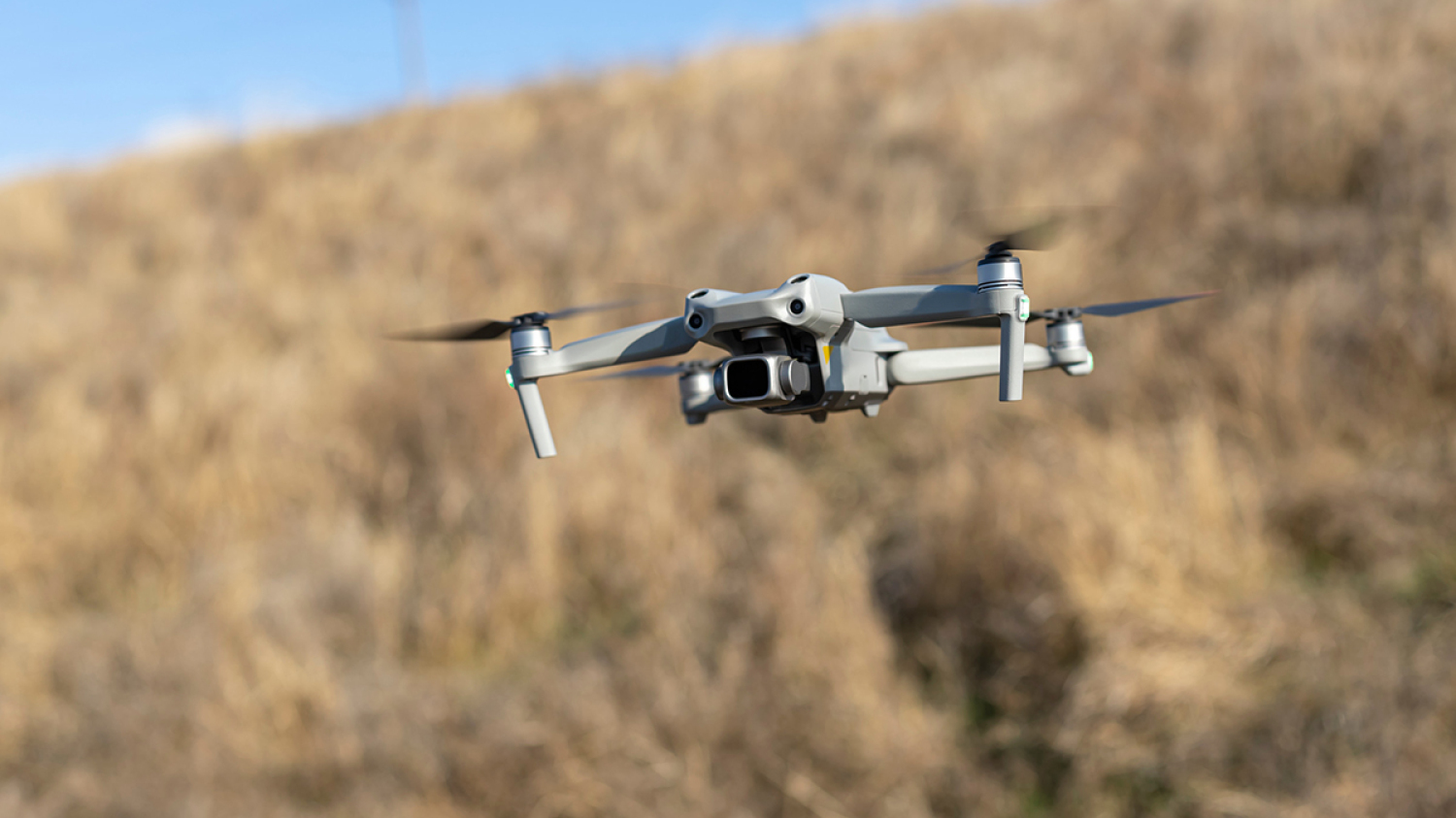 Regardez cet homme piloter un drone volant uniquement par la pensée, c'est impressionnant