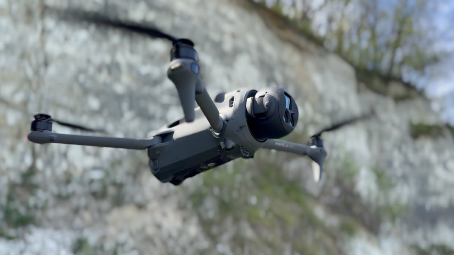 DJI Mavic 4 Pro : j'ai testé en exclu le nouveau drone à triple caméra, et il enterre la concurrence !