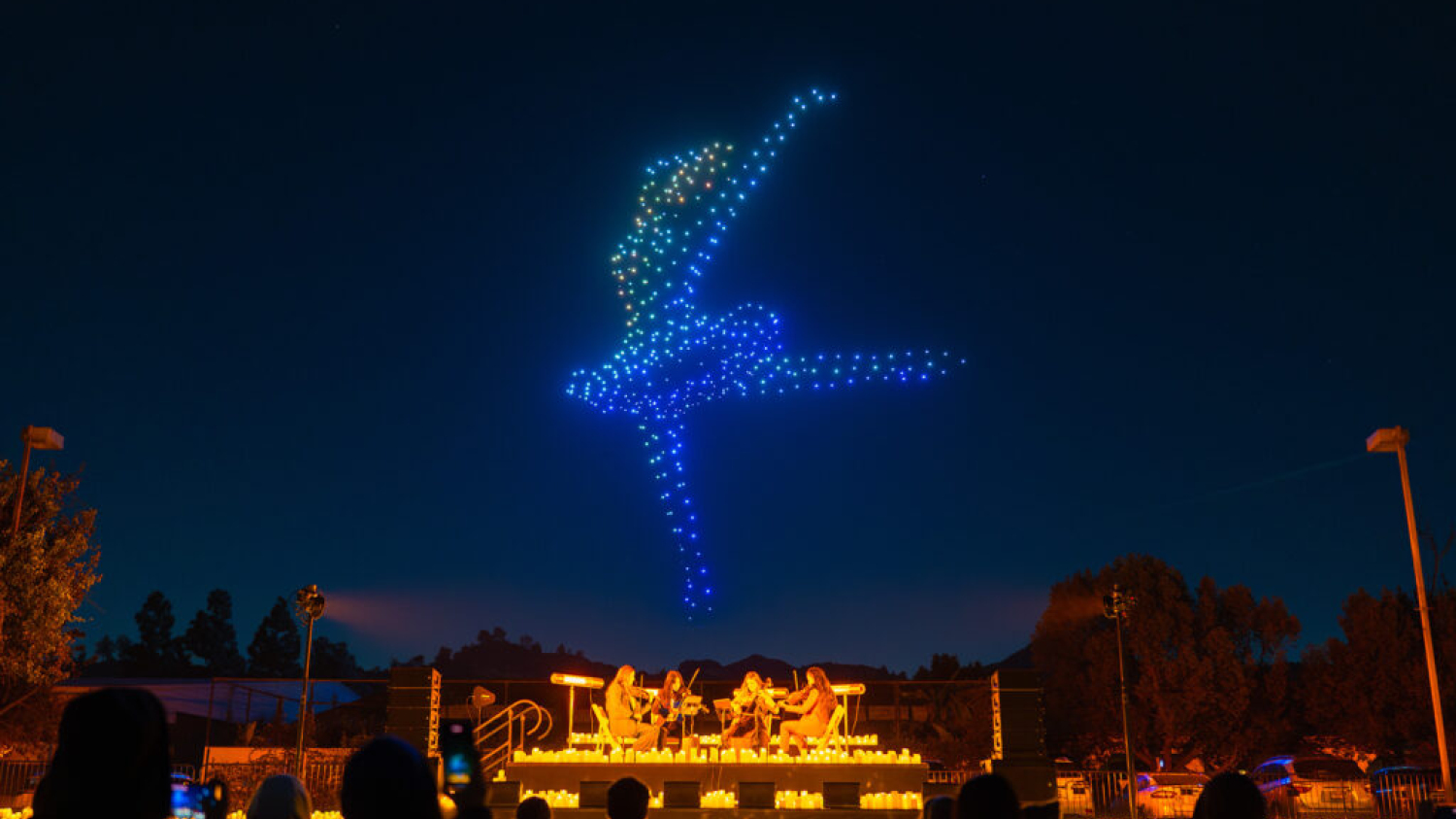 Drones lumineux, spectacle de drones, été 2025, France et Québec - Light ZOOM Lumière - Portail de la Lumière et de l'Éclairage