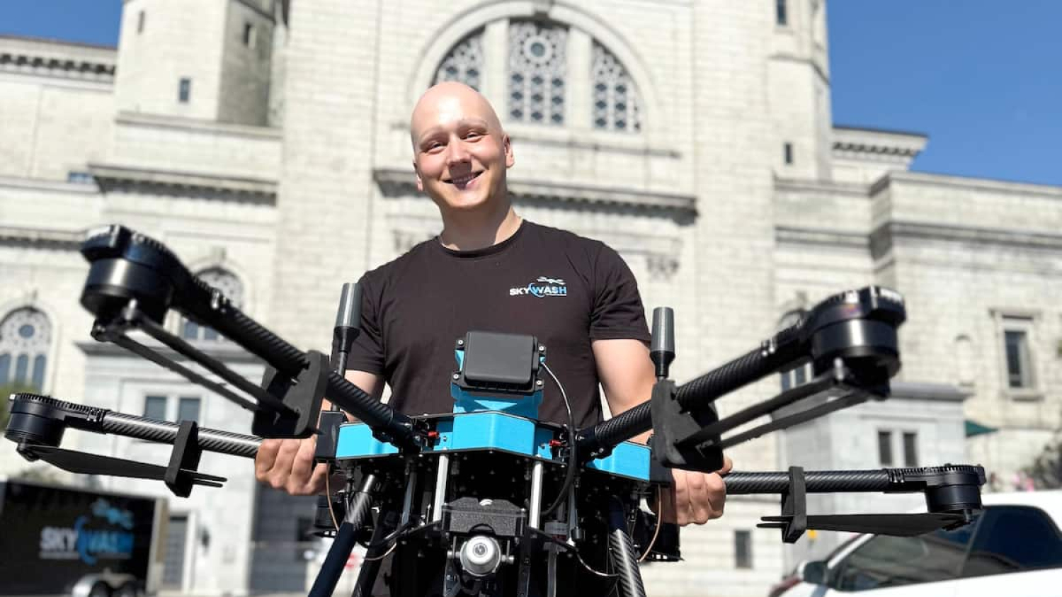 Un drone savonneur lave les vitraux de l’oratoire