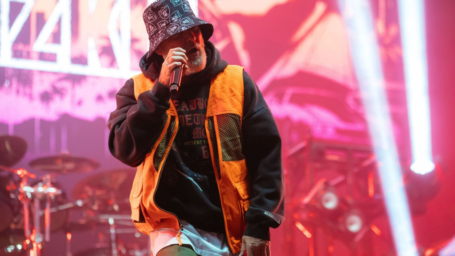 Limp Bizkit : Fred Durst détruit un drone lors d'un concert en Turquie 