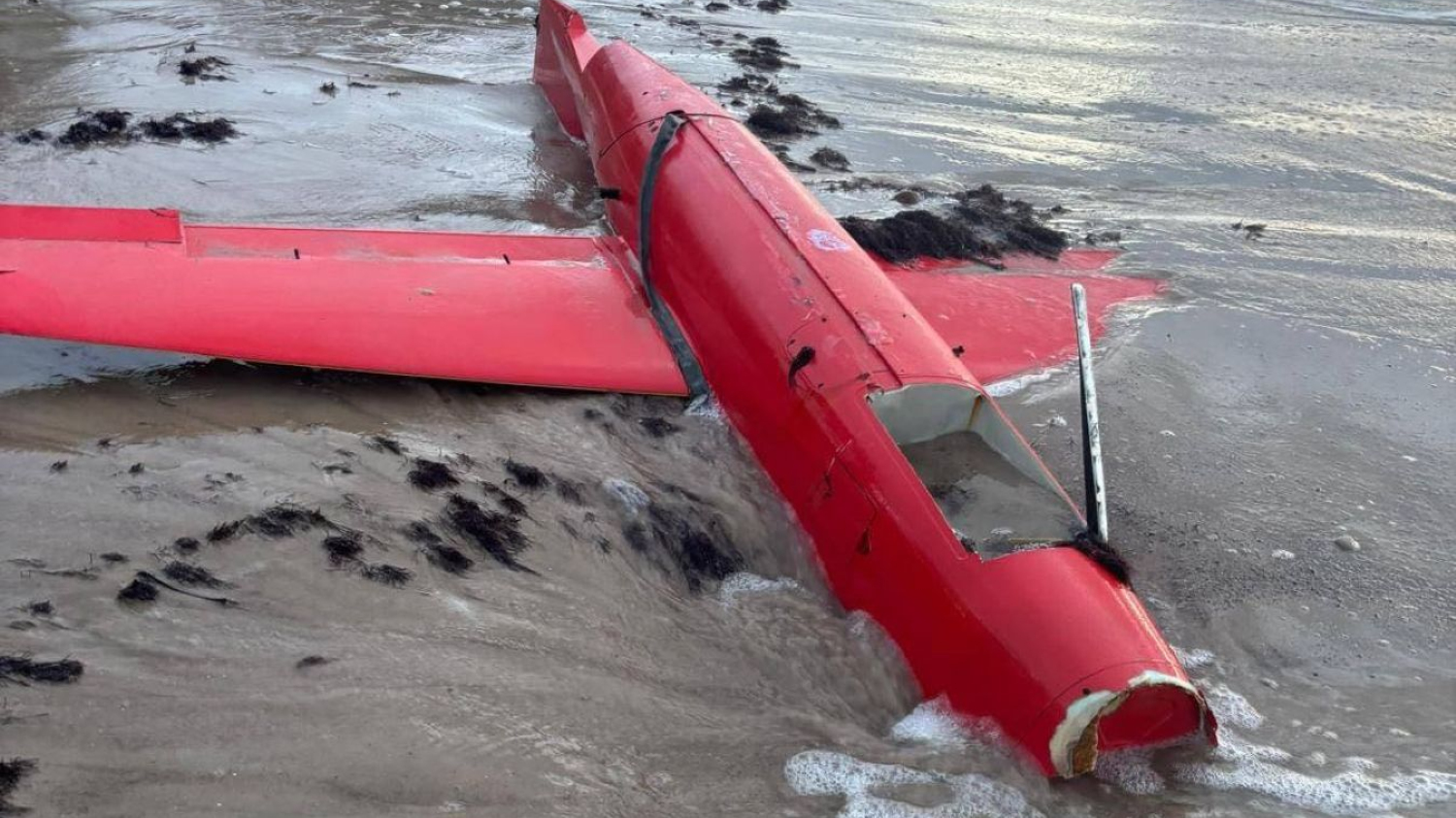 Un drone inconnu découvert sur une plage en Lettonie. 