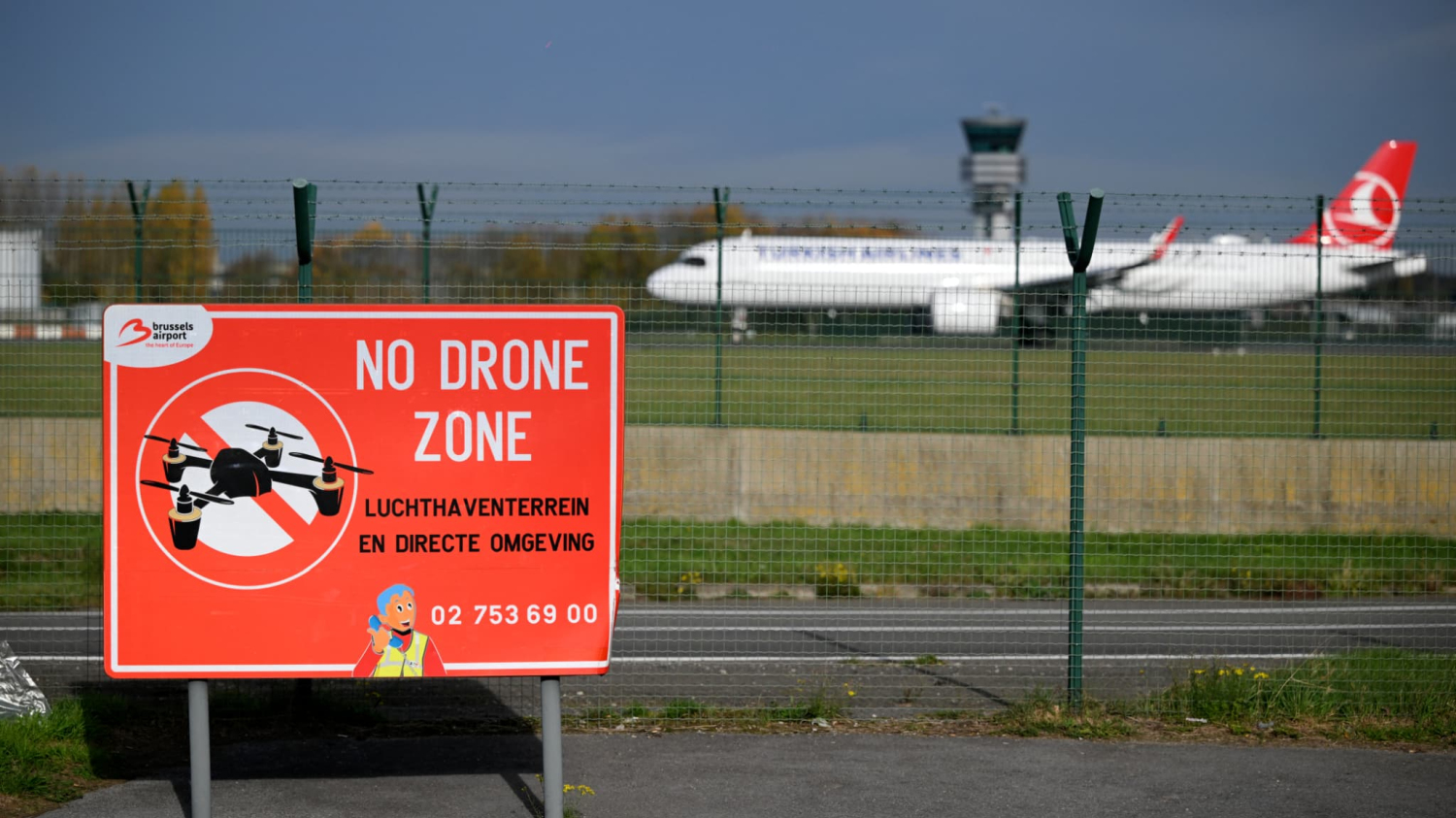 Le Premier ministre belge convoque un conseil national de sécurité après de nouveaux survols de drones près d'aéroports