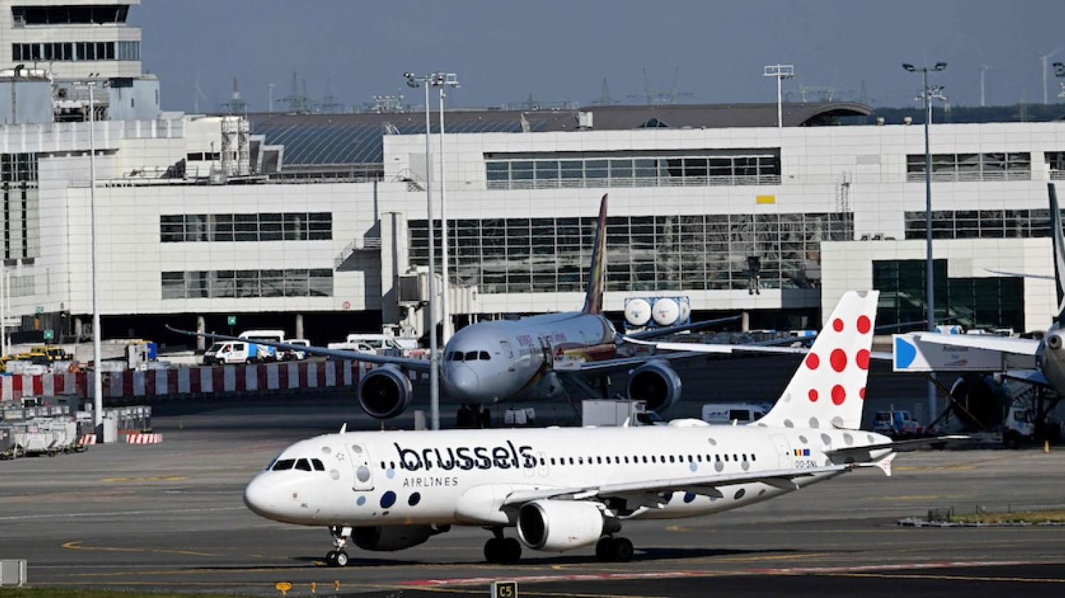 Intrusions de drones dans l'espace aérien : quarante vols annulés mercredi à l'aéroport de Bruxelles