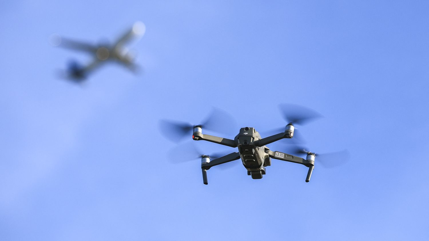 Survols de drones d'origine inconnue : découvrez les sites européens concernés dans notre carte