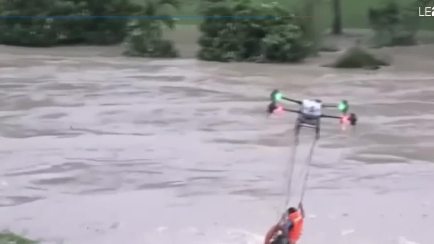 #TF1 - Inondation au Vietnam : un drone sauve des vies - Journal de 20 heures 