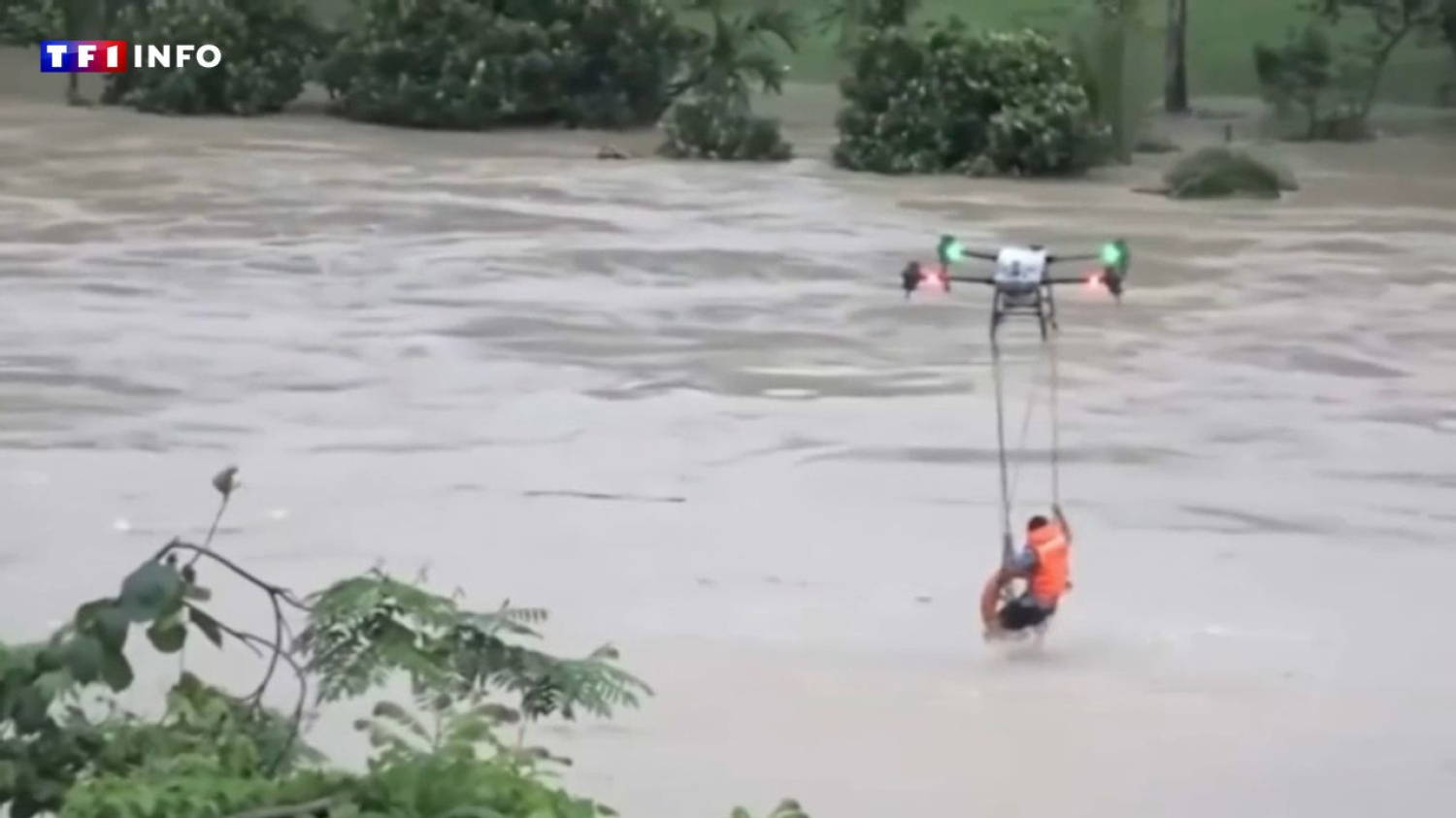 Un homme sauvé à l'aide d'un drone : les images impressionnantes des inondations "records" au Vietnam 