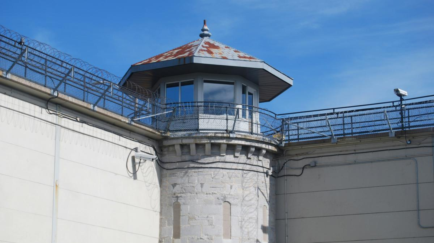 Chaussettes remplies de drogue, livraison par drone et Snapchat : comment un trafic inédit a inondé les prisons de l’Ouest