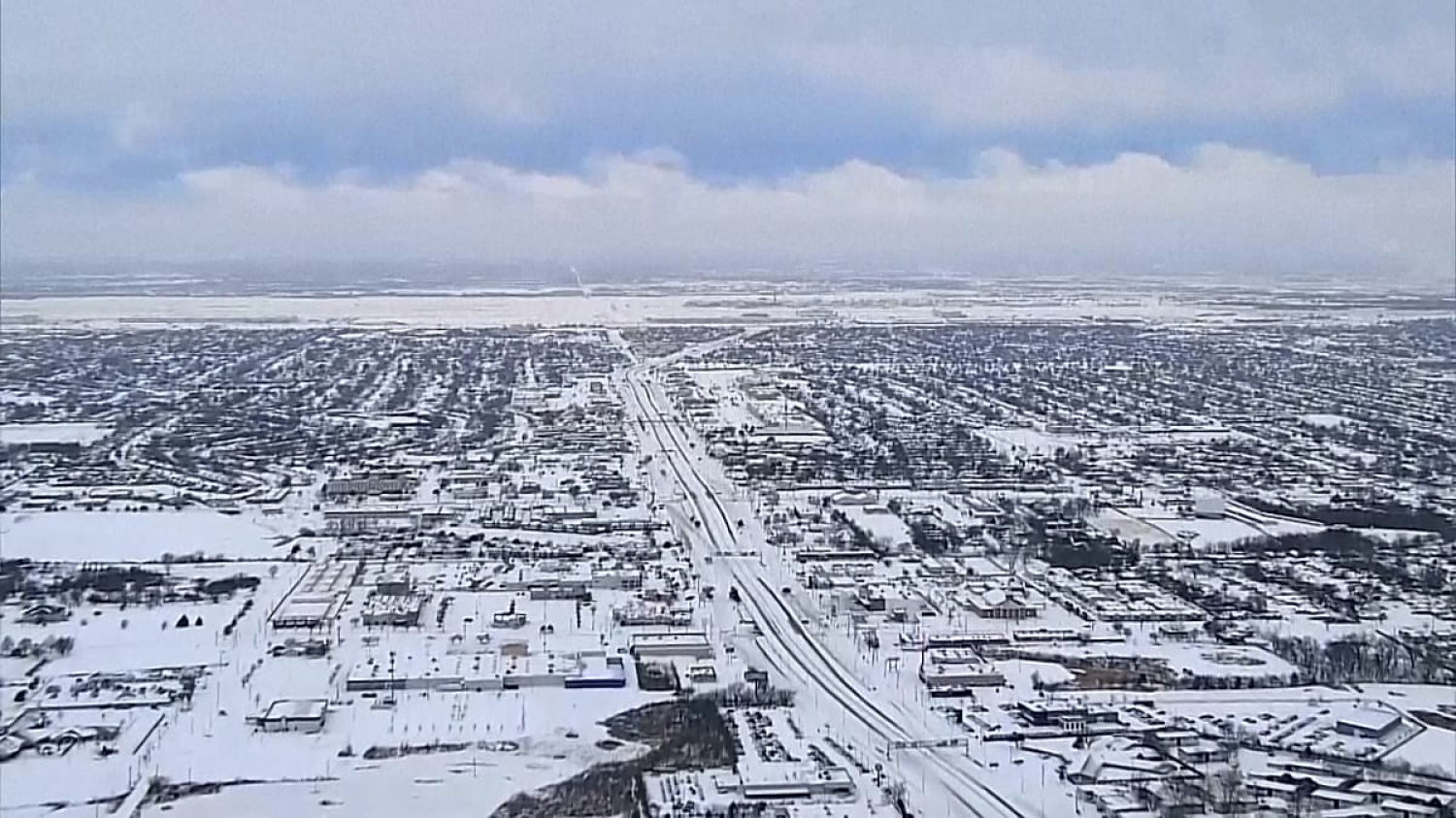 Vidéo. Images de drone : villes des États-Unis enneigées, engins de déneigement en action