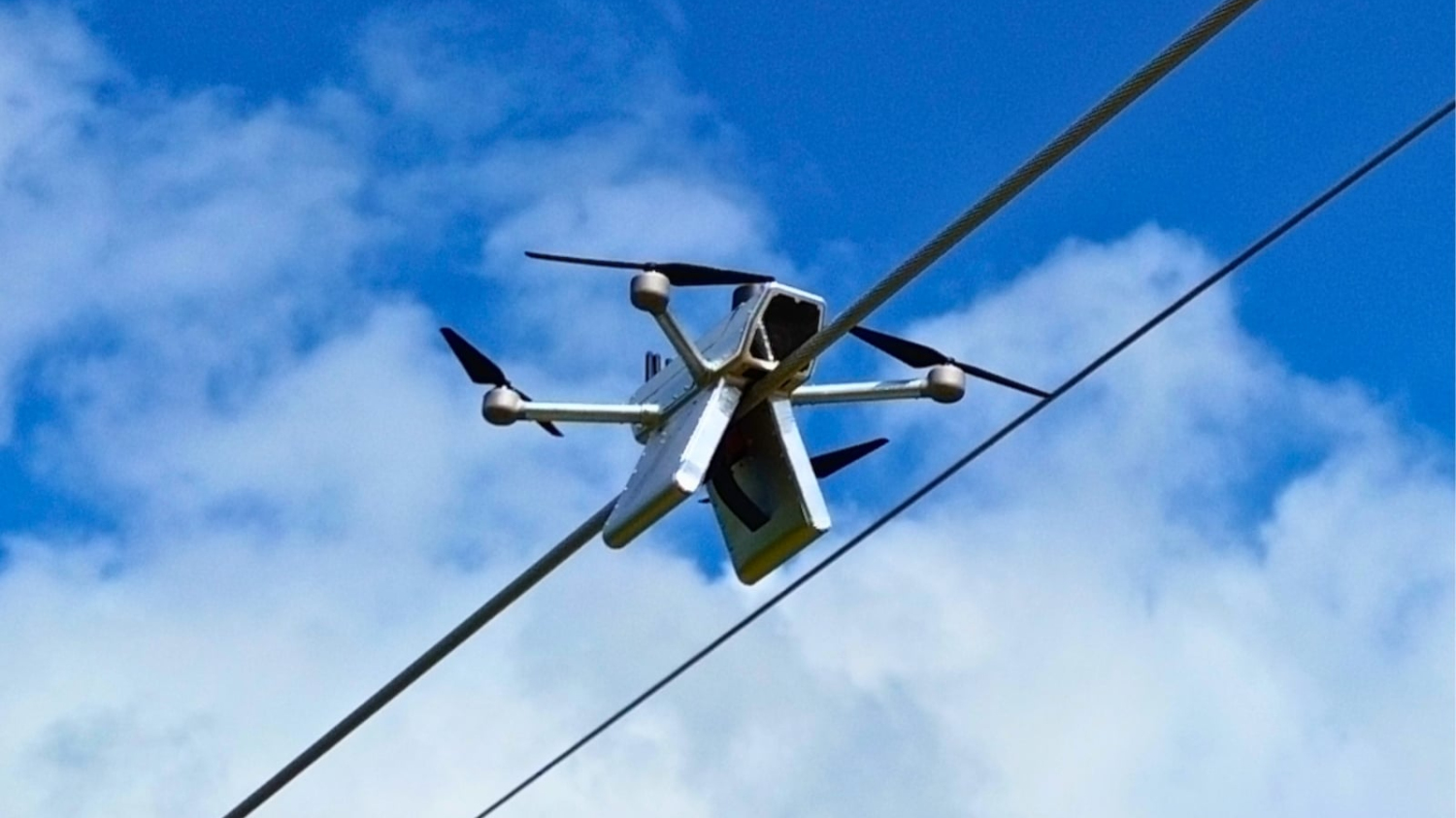 Ce drone peut se recharger directement sur les lignes électriques haute-tension