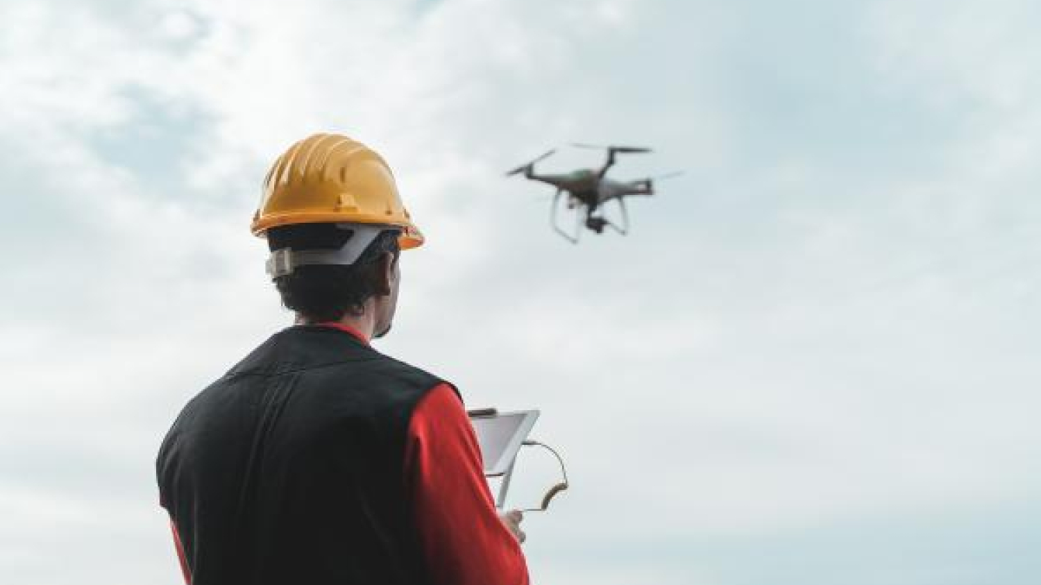 Inspection par drone : l'avenir de la maintenance des toitures industrielles sans émissions 