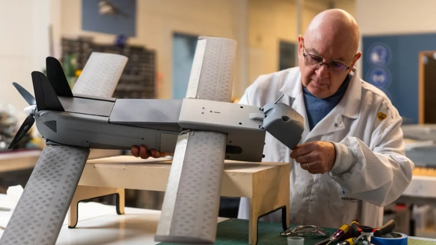 «Notre objectif est de produire 3000 munitions téléopérées en 2027» : Thales se prépare à la massification de la production de drones