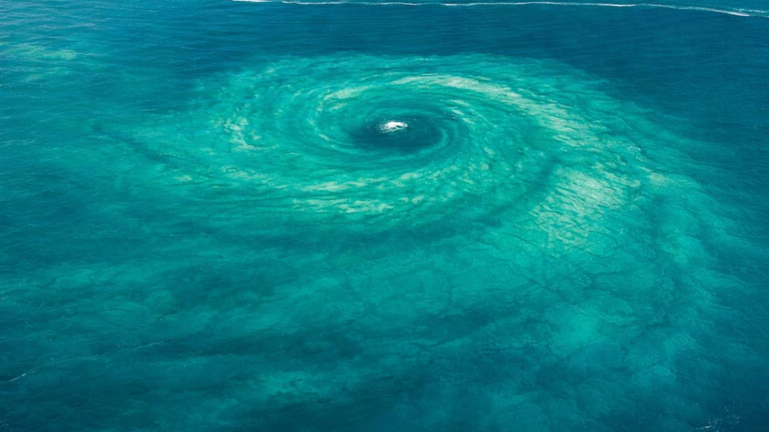 C’est du jamais vu : un drone révèle une « tornade sous-marine » géante que personne ne voit depuis l’eau