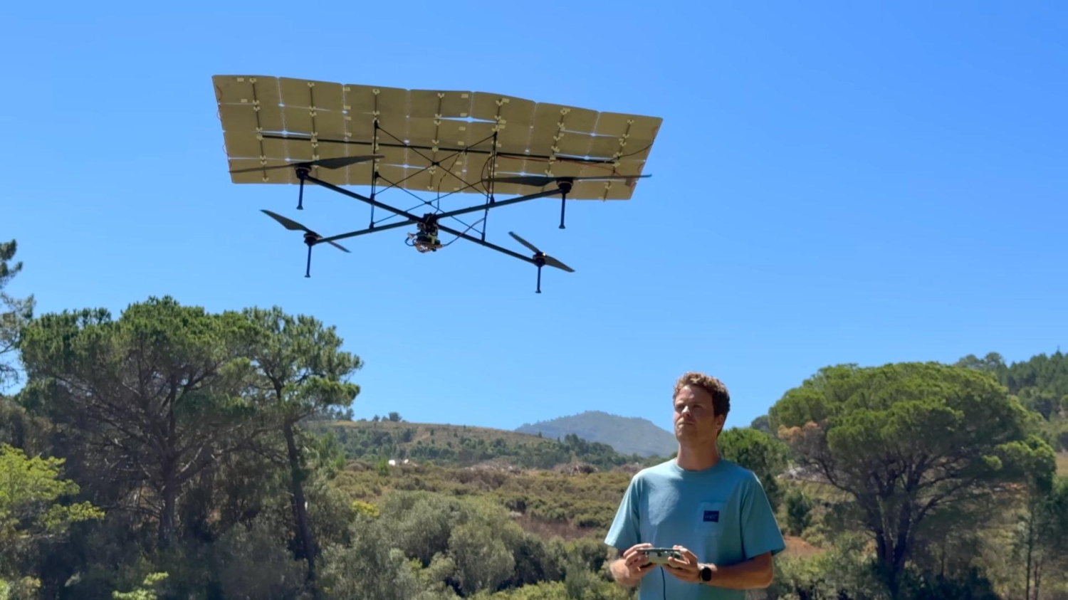 Il construit un drone solaire capable de tenir 5 heures… et ouvre la voie à un vol sans fin