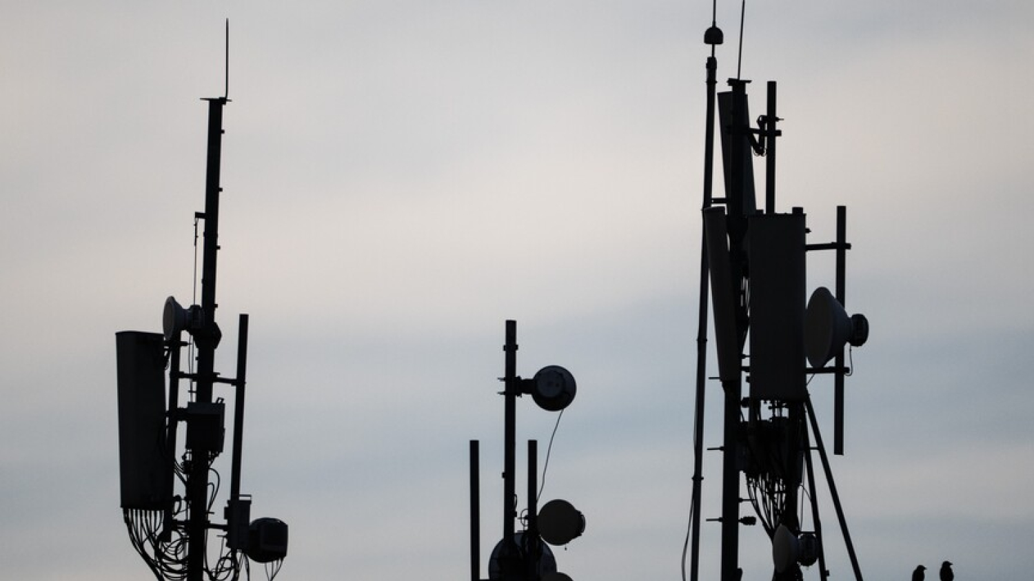 Les Émirats arabes unis signalent une frappe de drone iranien visant un bâtiment de télécommunications à Fujaïrah