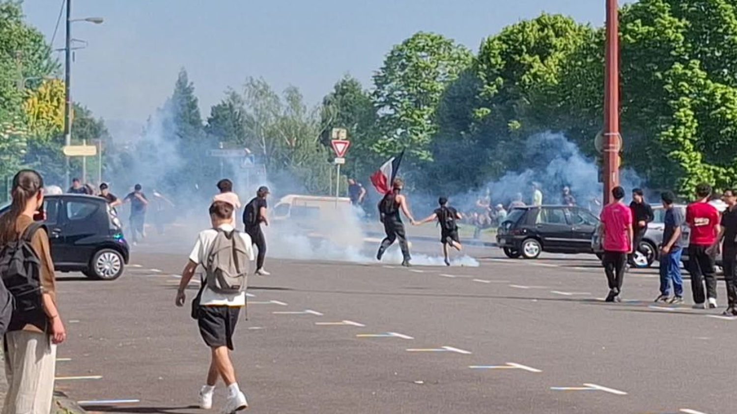 "Casser du flic" : deux jeunes de 15 ans identifiés par un drone après des jets de projectiles contre la polic
