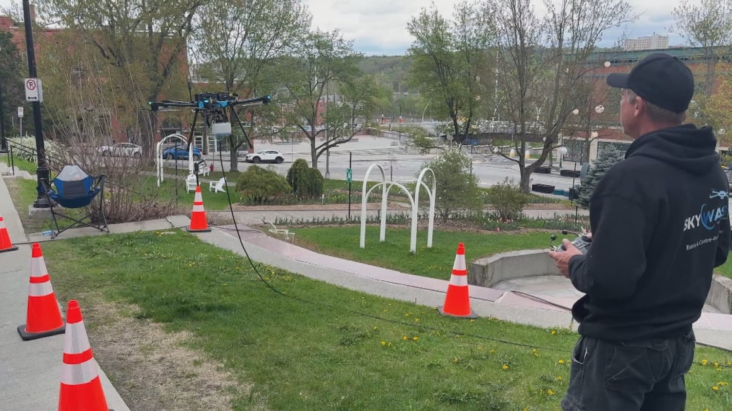 Un drone laveur de vitres attire les regards à Sherbrooke
