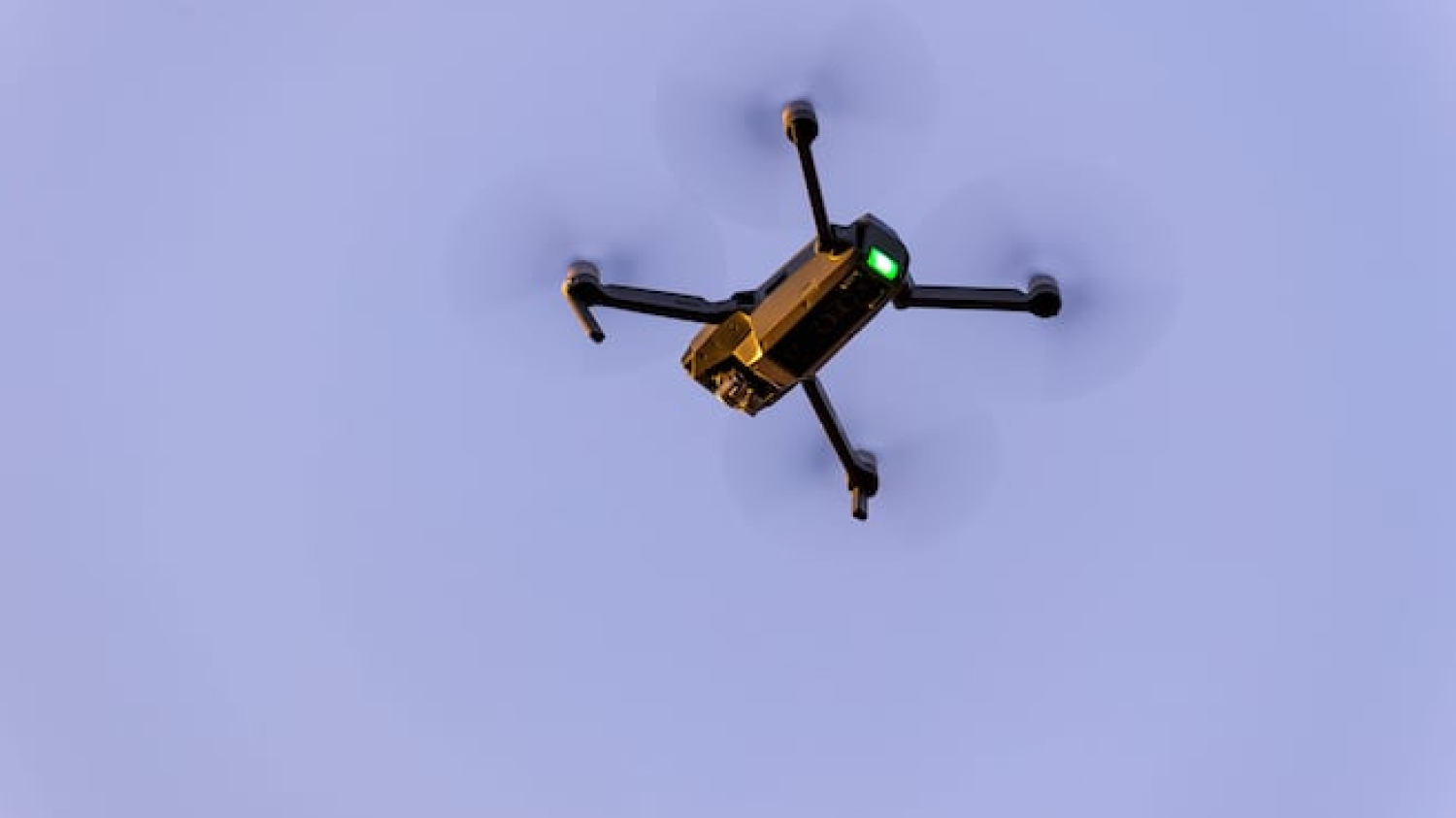 Qui fait voler des drones la nuit dans l’Est ontarien?