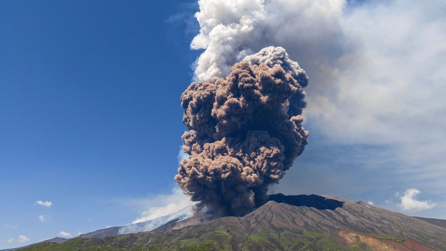 Vidéo. Des images de drone montrent le téléphérique de l'Etna sur un paysage volcanique