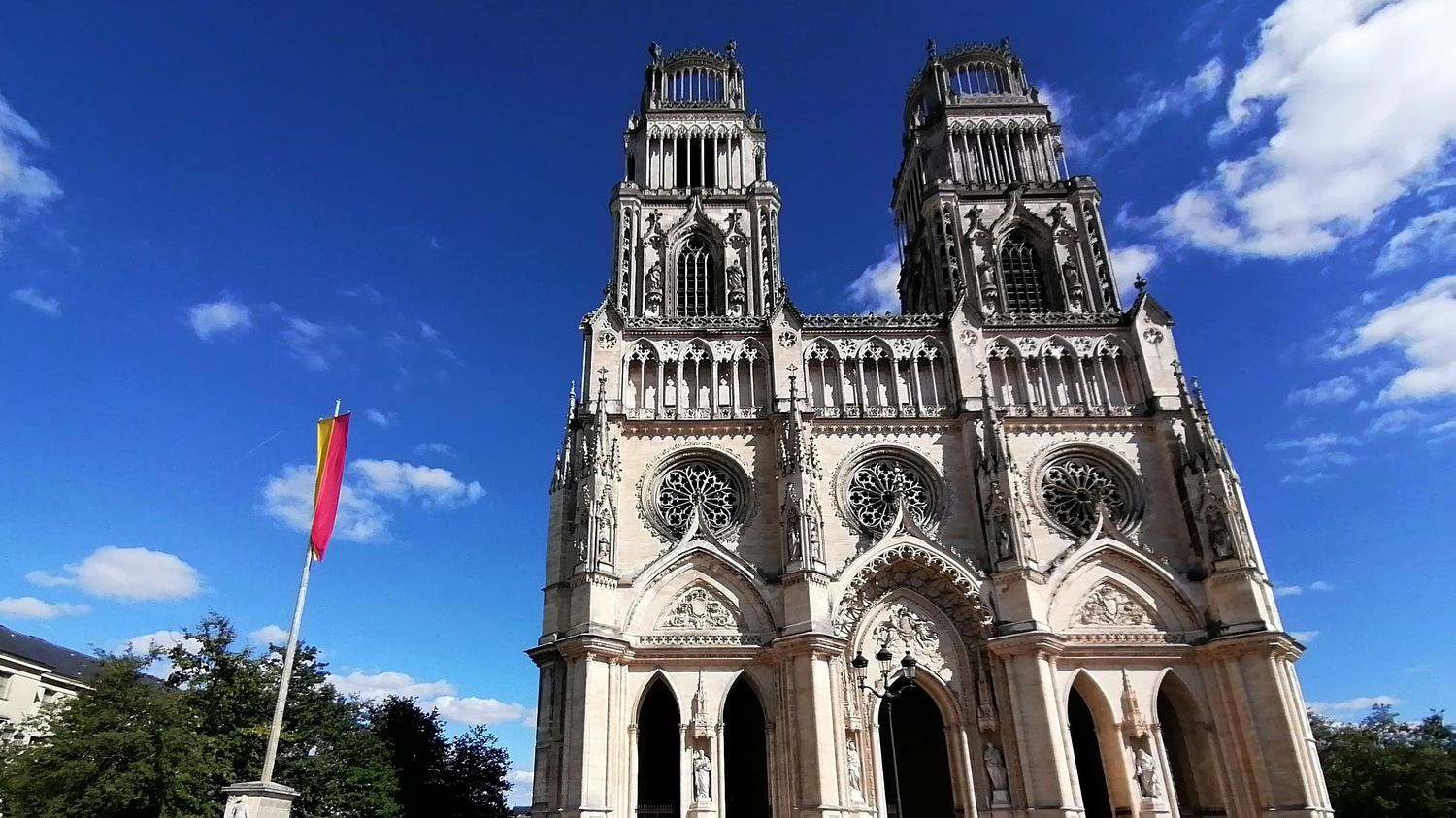 Deux jeunes hommes coincés au sommet de la cathédrale d'Orléans : ils voulaient faire des photos avec un drone