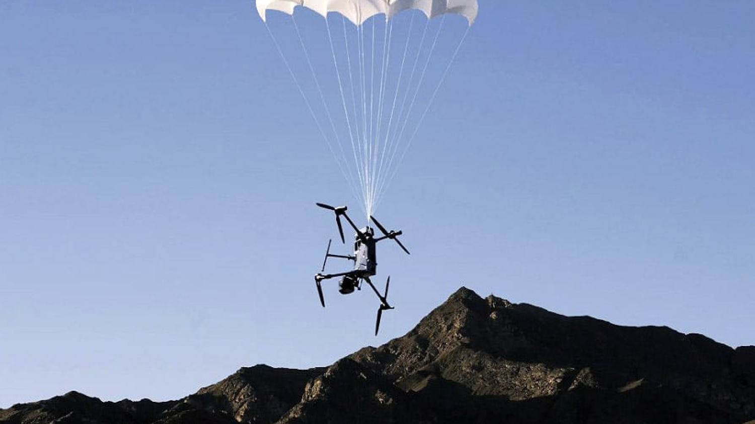 Le premier drone DJI équipé d'un parachute arrête ses rotors en 600 ms pour protéger les personnes et le matériel
