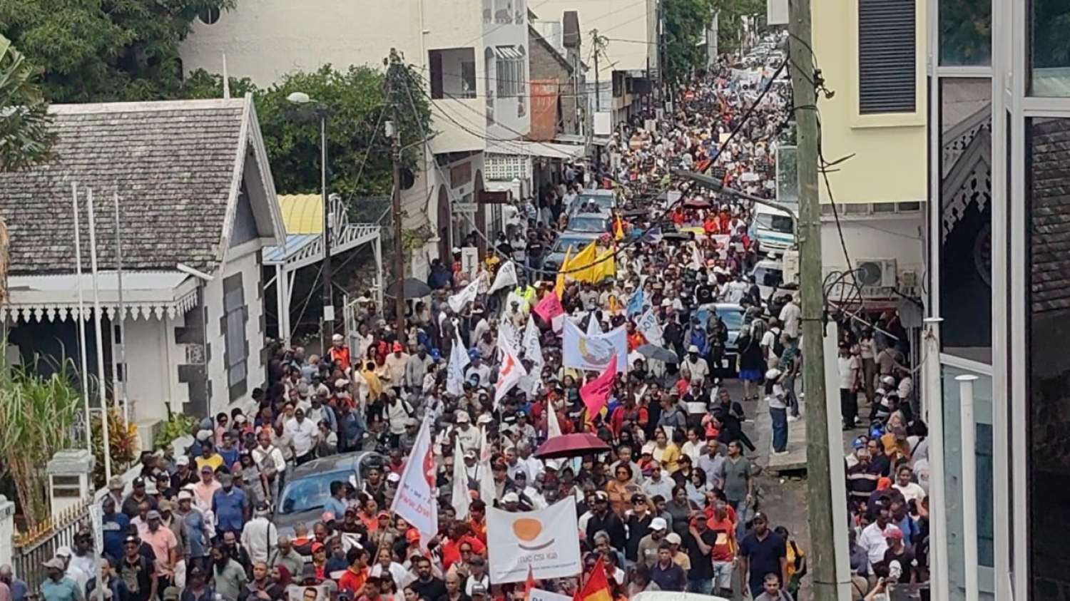 [Images drone] La mobilisation contre la réforme des pensions vue du ciel à Port-Louis