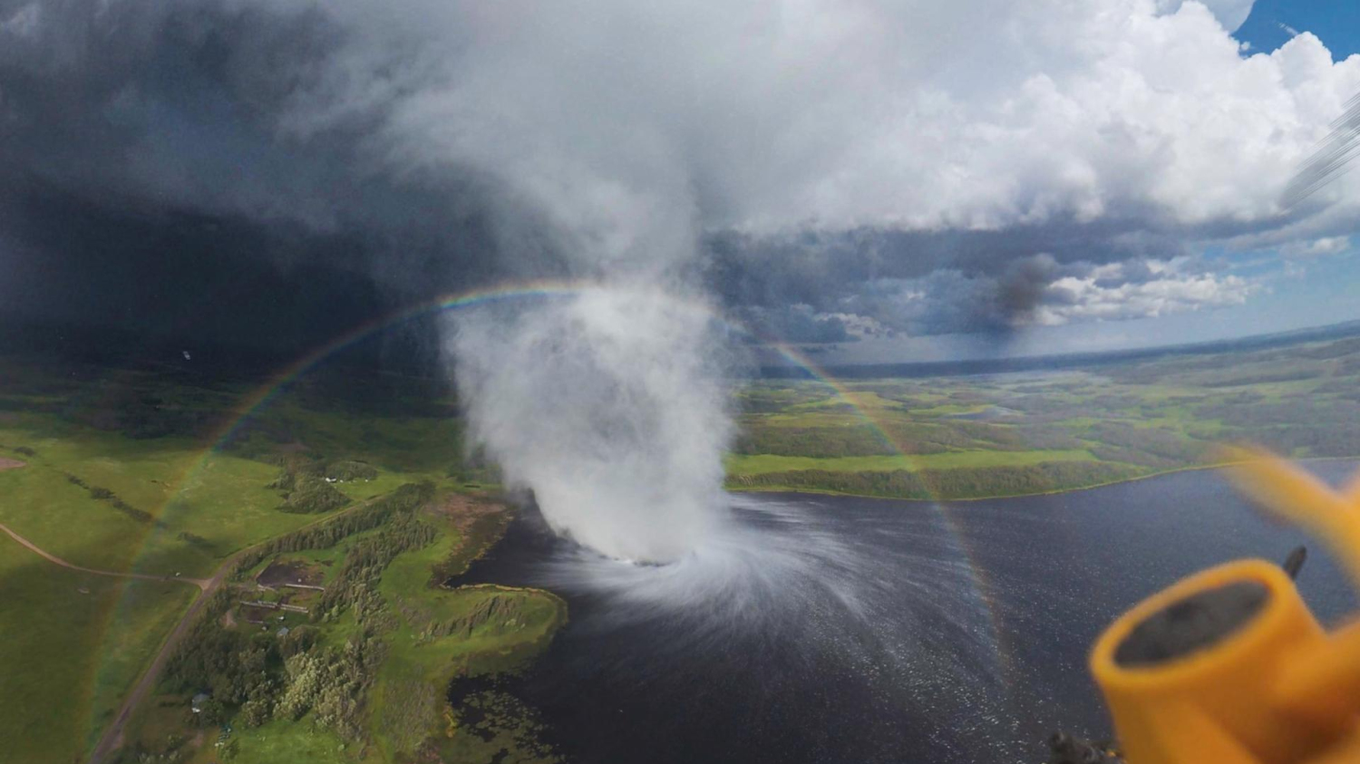Au cœur d’une supercellule, un drone filme une tornade emporter tout sur son passage dans une violence sidérante