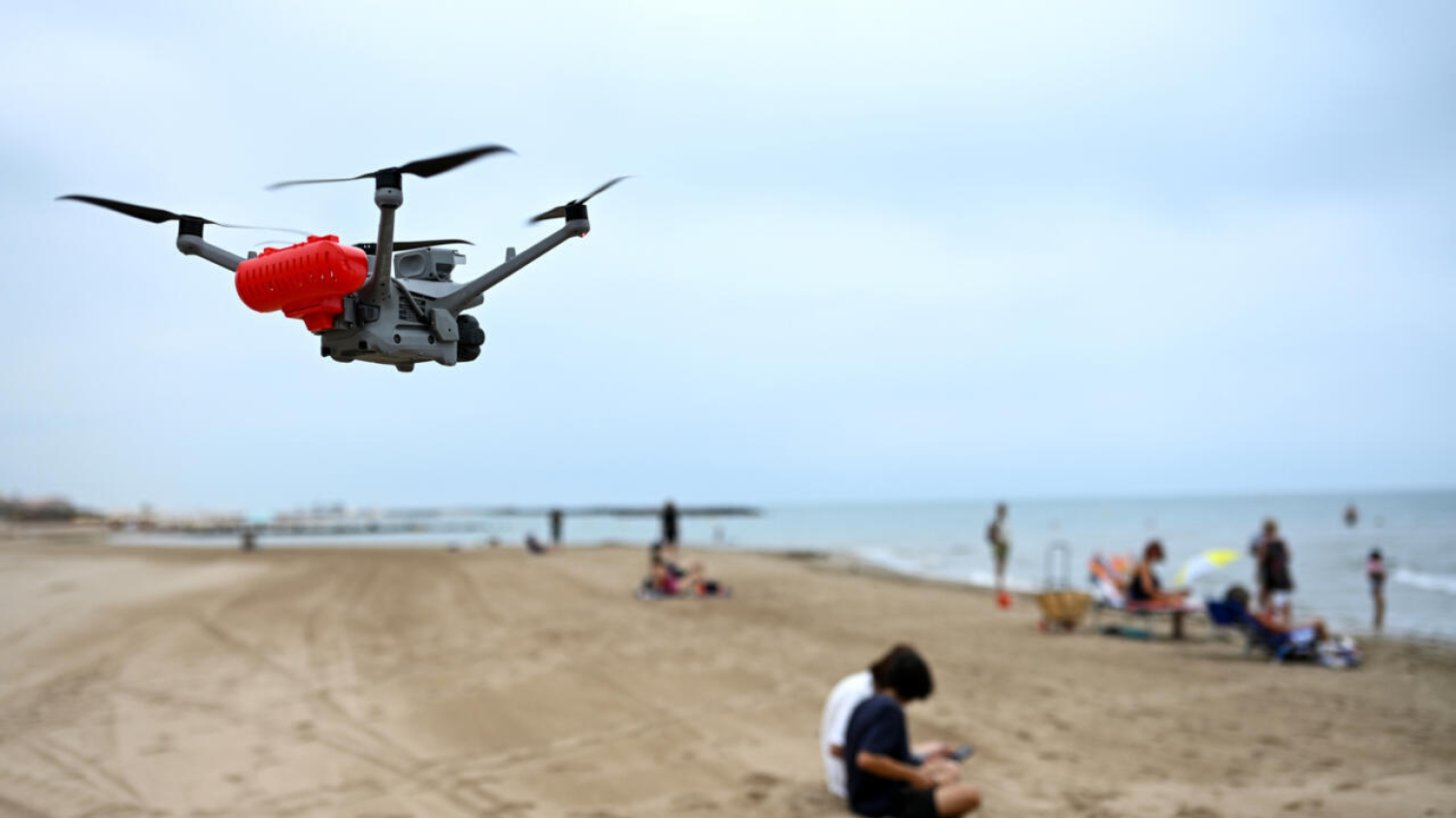 En bord de Méditerranée, des patrouilles de drones dopés à l'IA pour éviter les noyades
