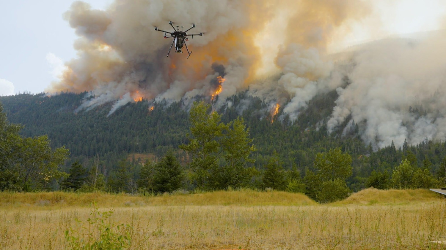 Voici comment faire un contre-feu avec un drone