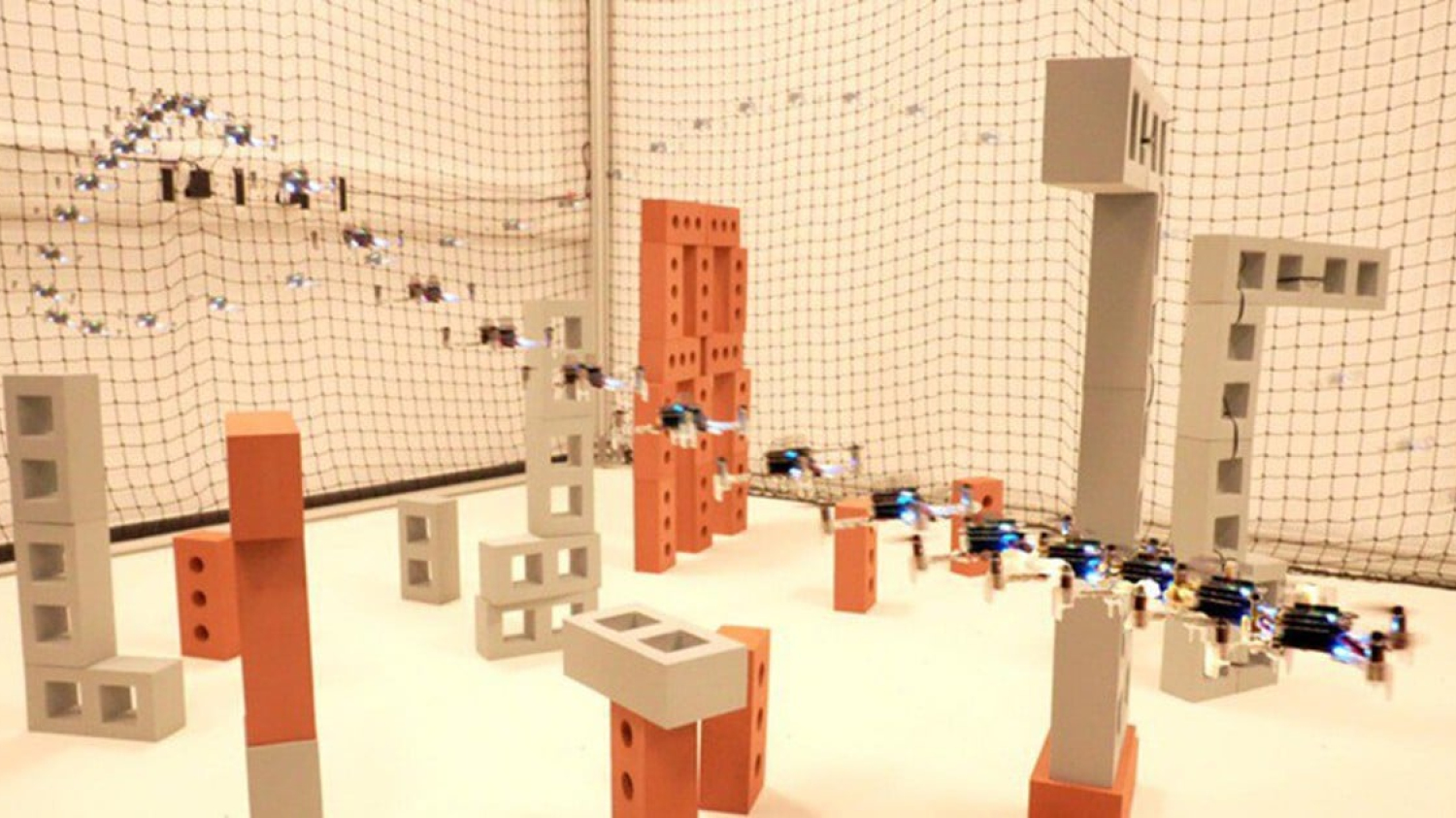 Grâce aux nouvelles technologies, les drones naviguent plus facilement dans les labyrinthes et les espaces étroits.