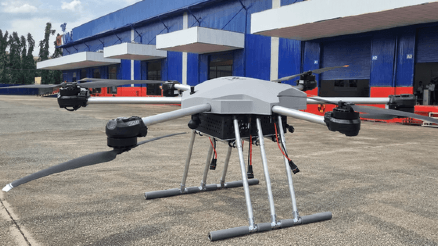 Conception réussie d'un drone de transport robuste avec une capacité de charge utile de 230 kg et une capacité de transport de 100 kg.