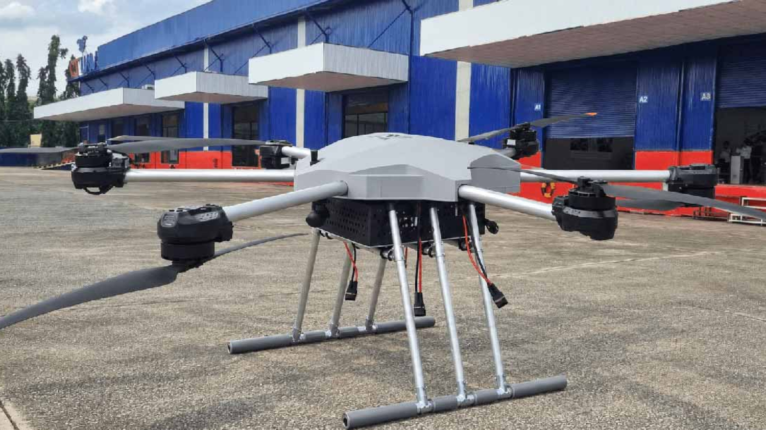 Une entreprise vietnamienne lance un drone « robuste » capable de voler et de transporter une charge utile de 100 kg.