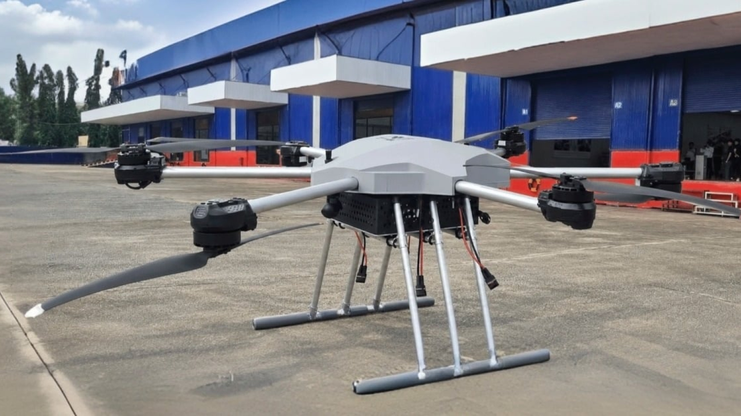 Une entreprise vietnamienne conçoit avec succès un drone de transport robuste capable de transporter 100 kg.