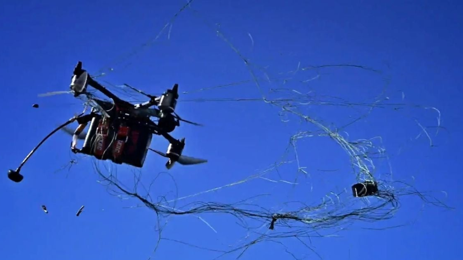 L'arme « toile d'araignée » capture les drones instantanément, redéfinissant la défense aérienne.