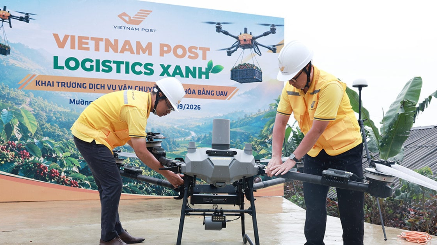 La poste vietnamienne introduit des drones pour le transport de produits agricoles dans les zones montagneuses.