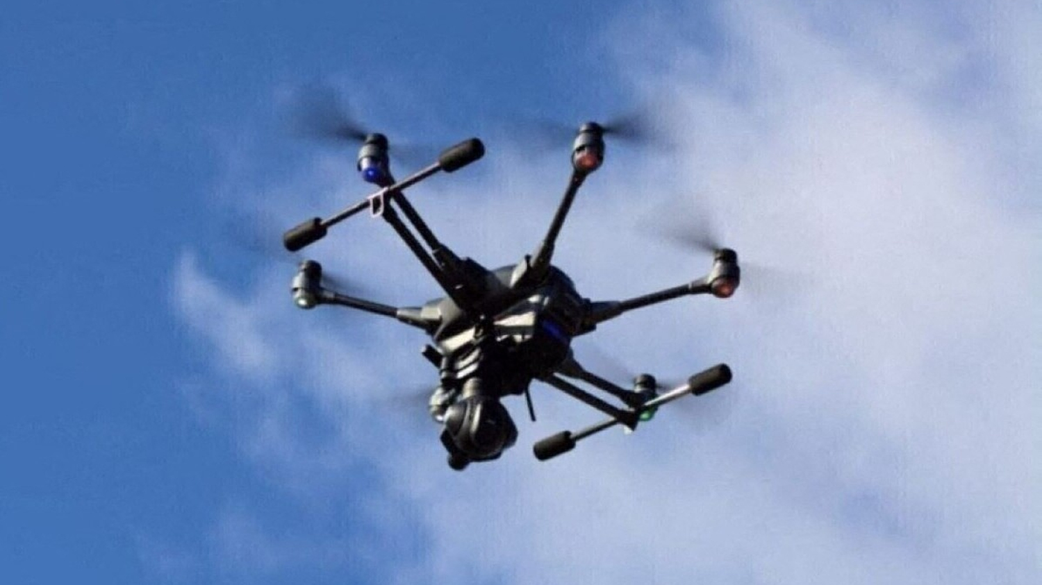 Contrôlé avec une grande quantité de drogues, il est soupçonné de livrer des colis par drone en prison