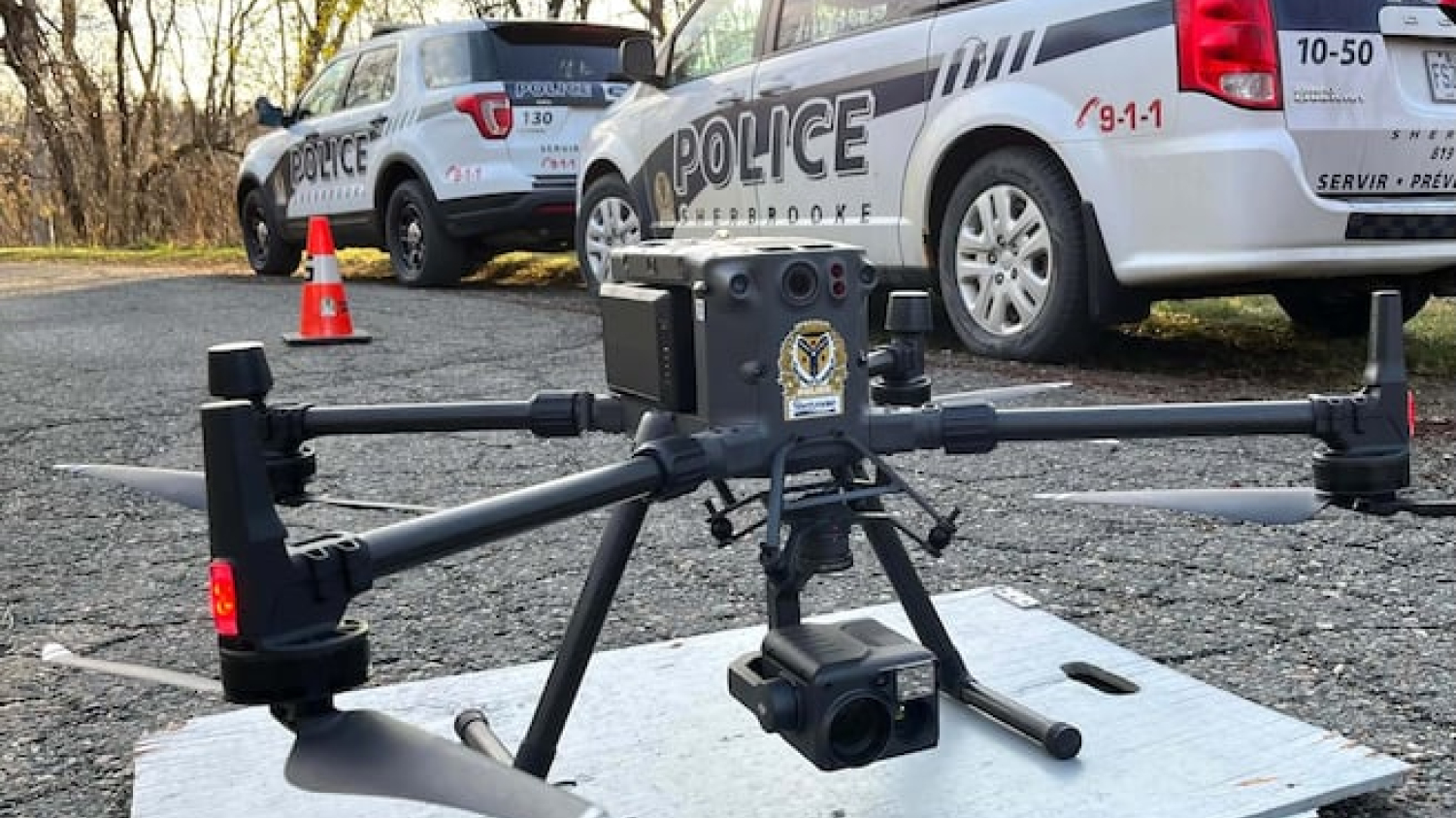 Le SPS utilise un drone pour disperser une foule sur le Mont-Bellevue