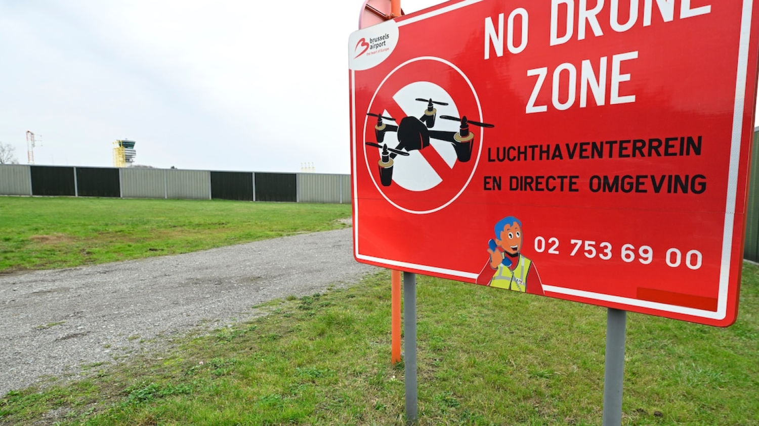 Un drone perturbe le trafic aérien à l'aéroport de Berlin: les deux pistes temporairement fermées