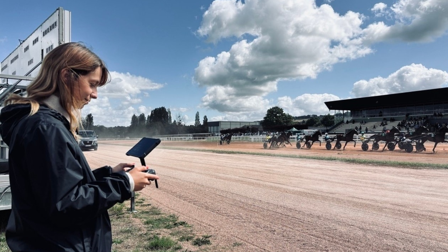 C’est la VAR des courses de chevaux : on a suivi une pilote de drones qui traque les fautes sur les hippodrome