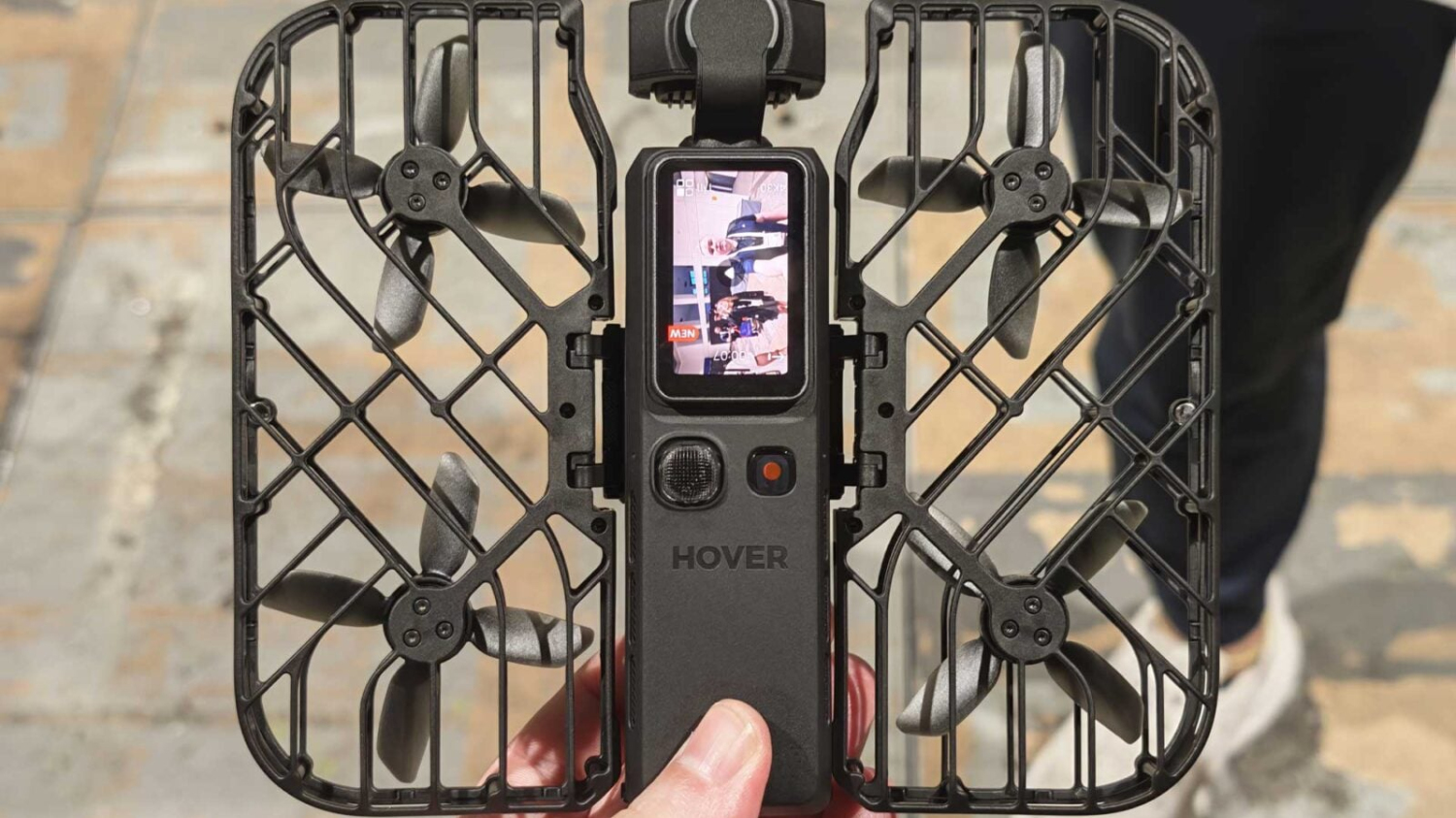 On a vu le HoverAir Versa : l'étonnante caméra qui se transforme en drone en quelques secondes