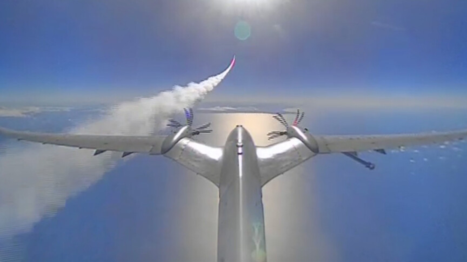 Le drone de combat turc Akinci frappe une cible aérienne avec le missile Sungur développé localement