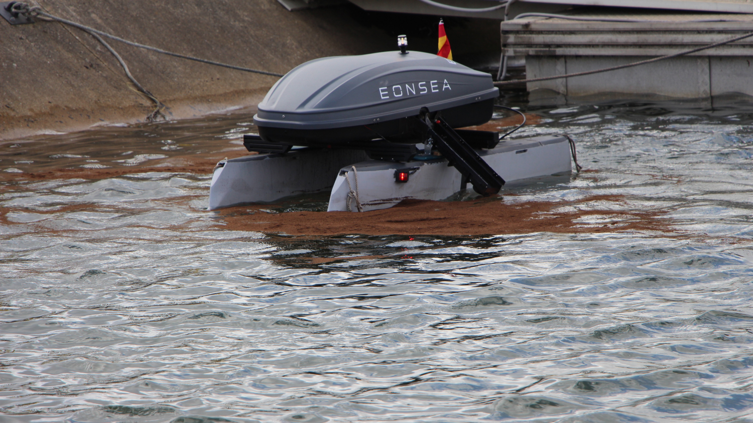 Au CEDRE, les Espagnols Bio Absoil et Eon Sea ont testé une solution de dépollution par drone
